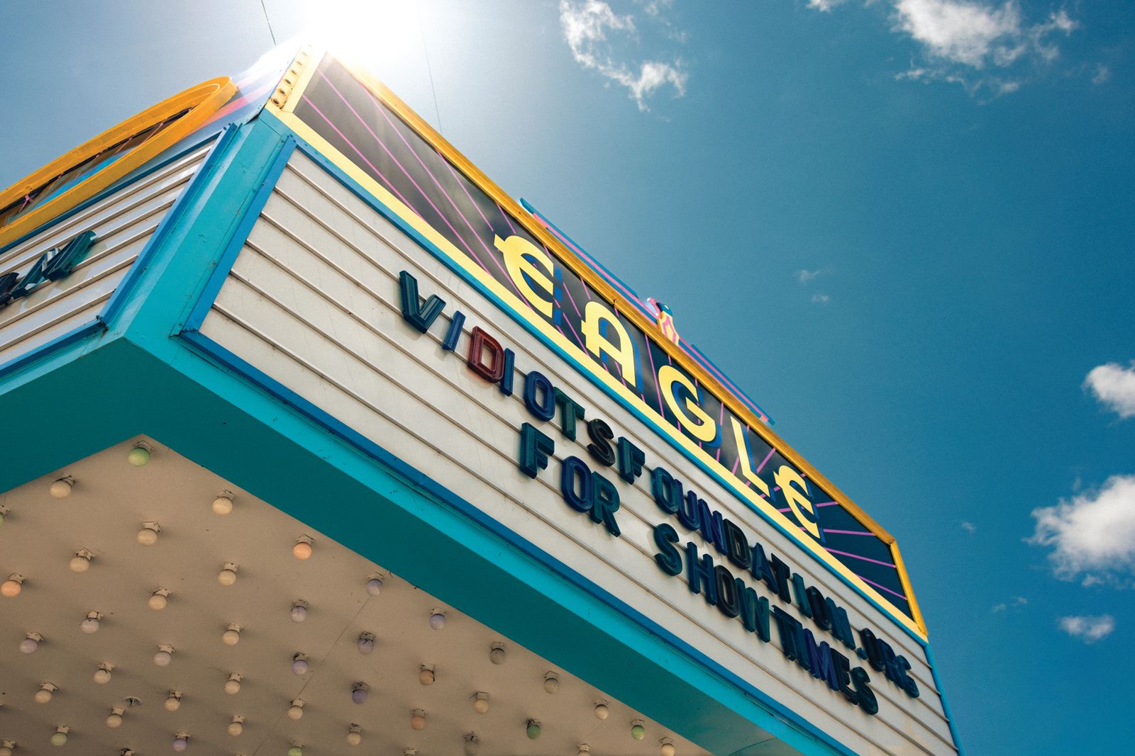 Los Angeles’ta Vidiots’a ait olan Eagle Theatre’ın ışıklı tabelası.